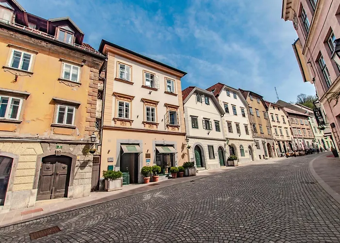 Way To The Castle Apartment