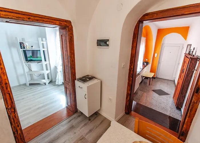 Way To The Castle شقة