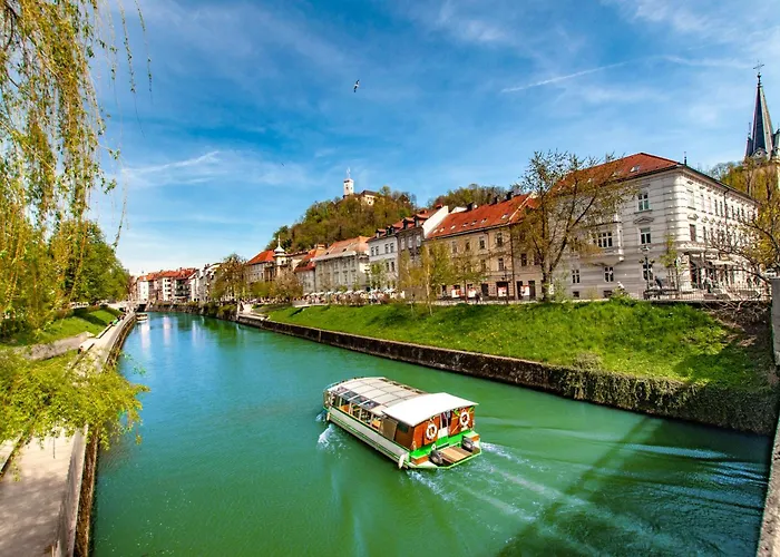 Way To The Castle شقة